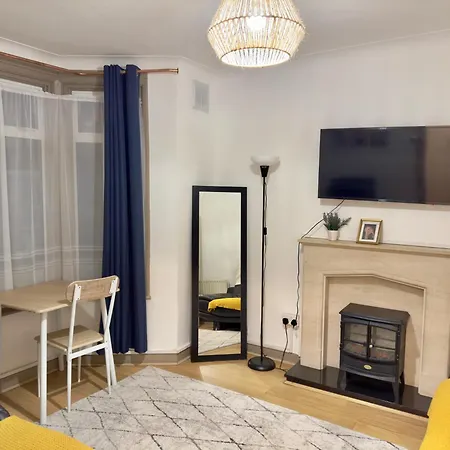 Entire 3 Bedroom Home With Garden In London Эдмонтон Экстерьер фото