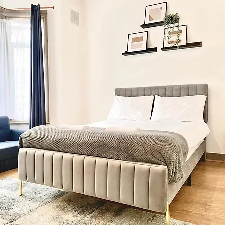 Entire 3 Bedroom Home With Garden In London Эдмонтон Экстерьер фото