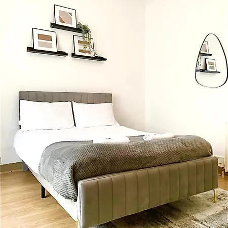 Entire 3 Bedroom Home With Garden In London Эдмонтон Экстерьер фото