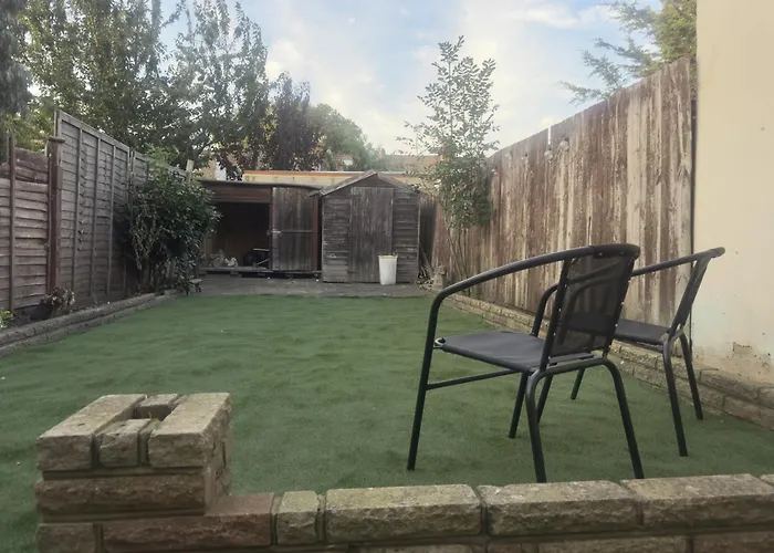 Entire 3 Bedroom Home With Garden In London