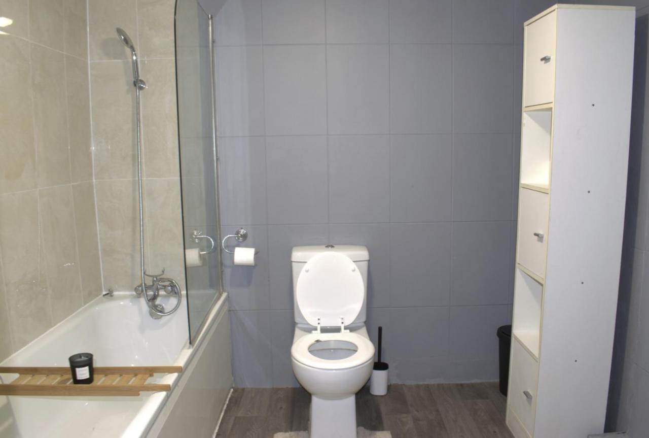 Apartment Entire 3 Bedroom With Garden In London *