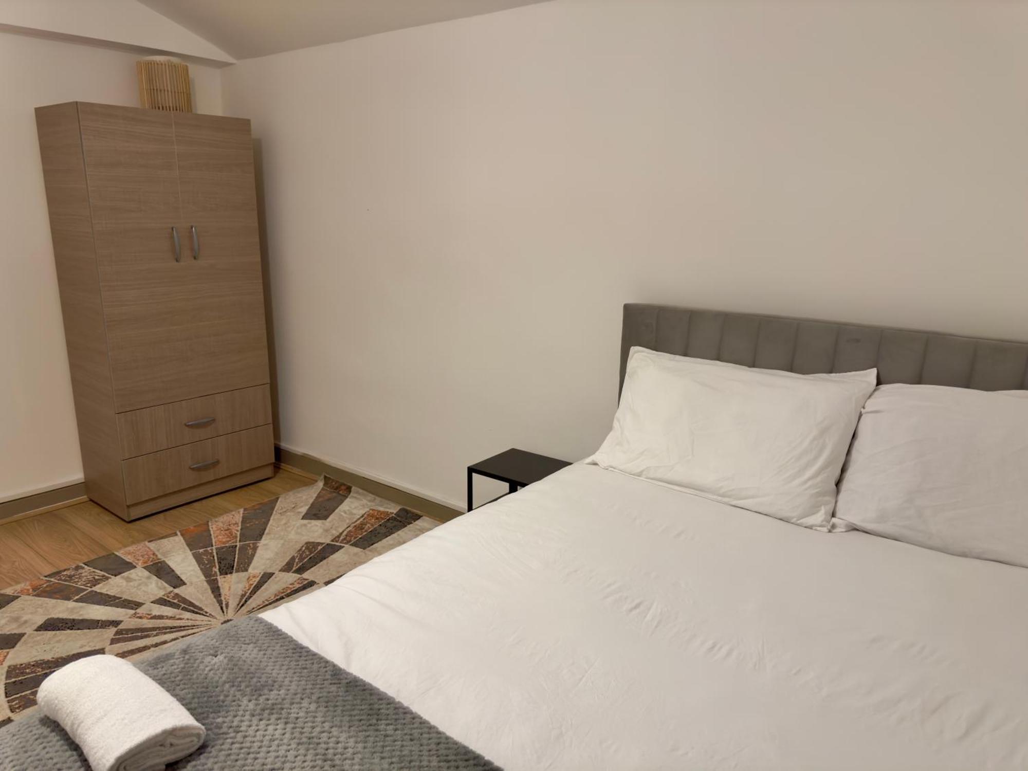 Apartment Entire 3 Bedroom With Garden In London