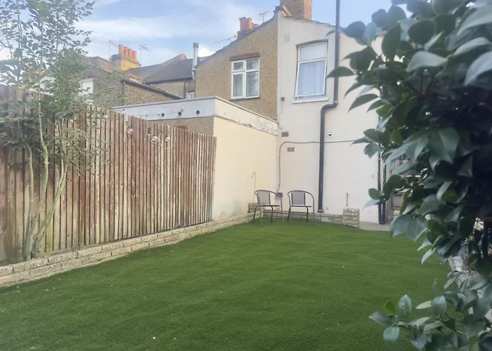 Entire 3 Bedroom Home With Garden In London